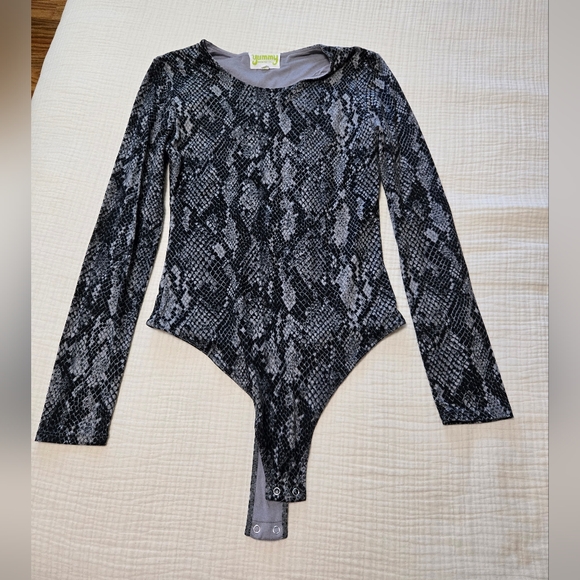 Yummy Sweater Co Tops - Yummy Sweater Co gray/black Snakeskin Print Bodysuit Size Large